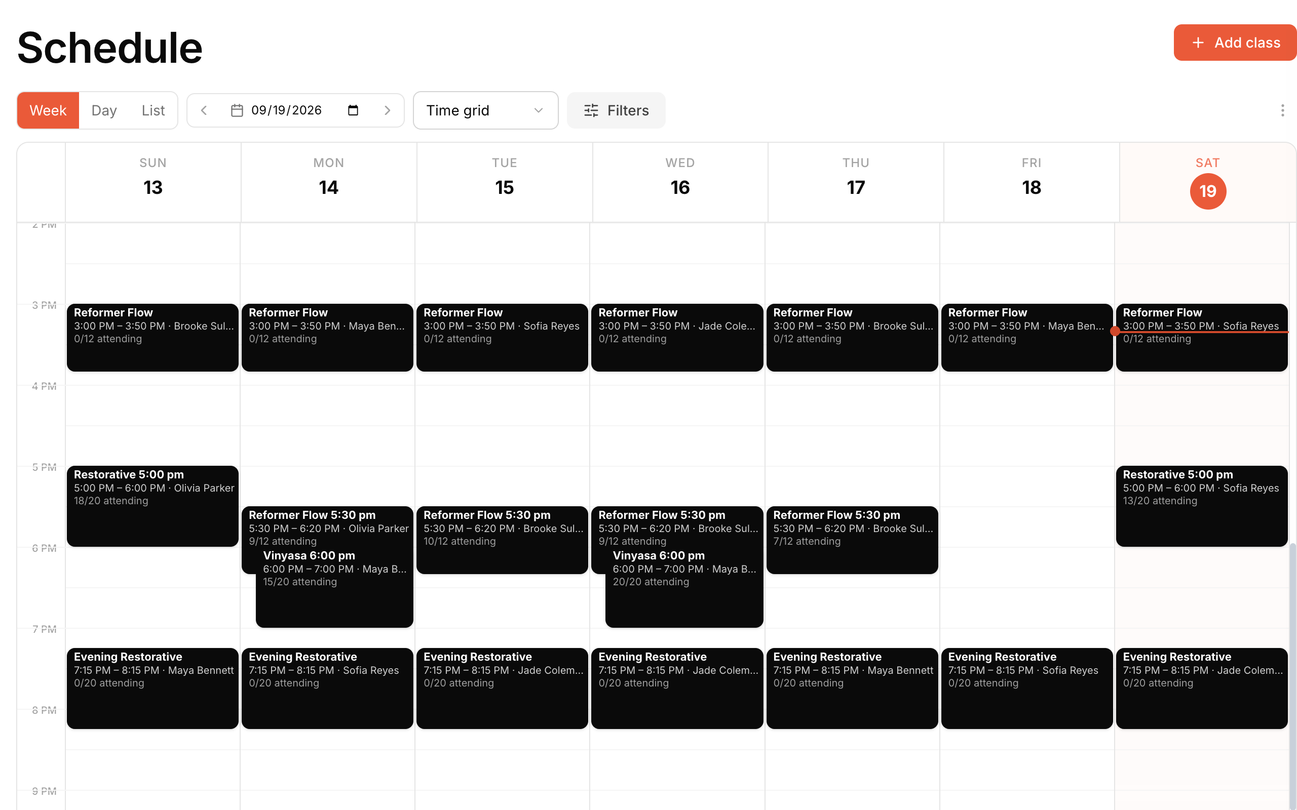 Rellavo Studio weekly timetable with instructors and booked class capacities.